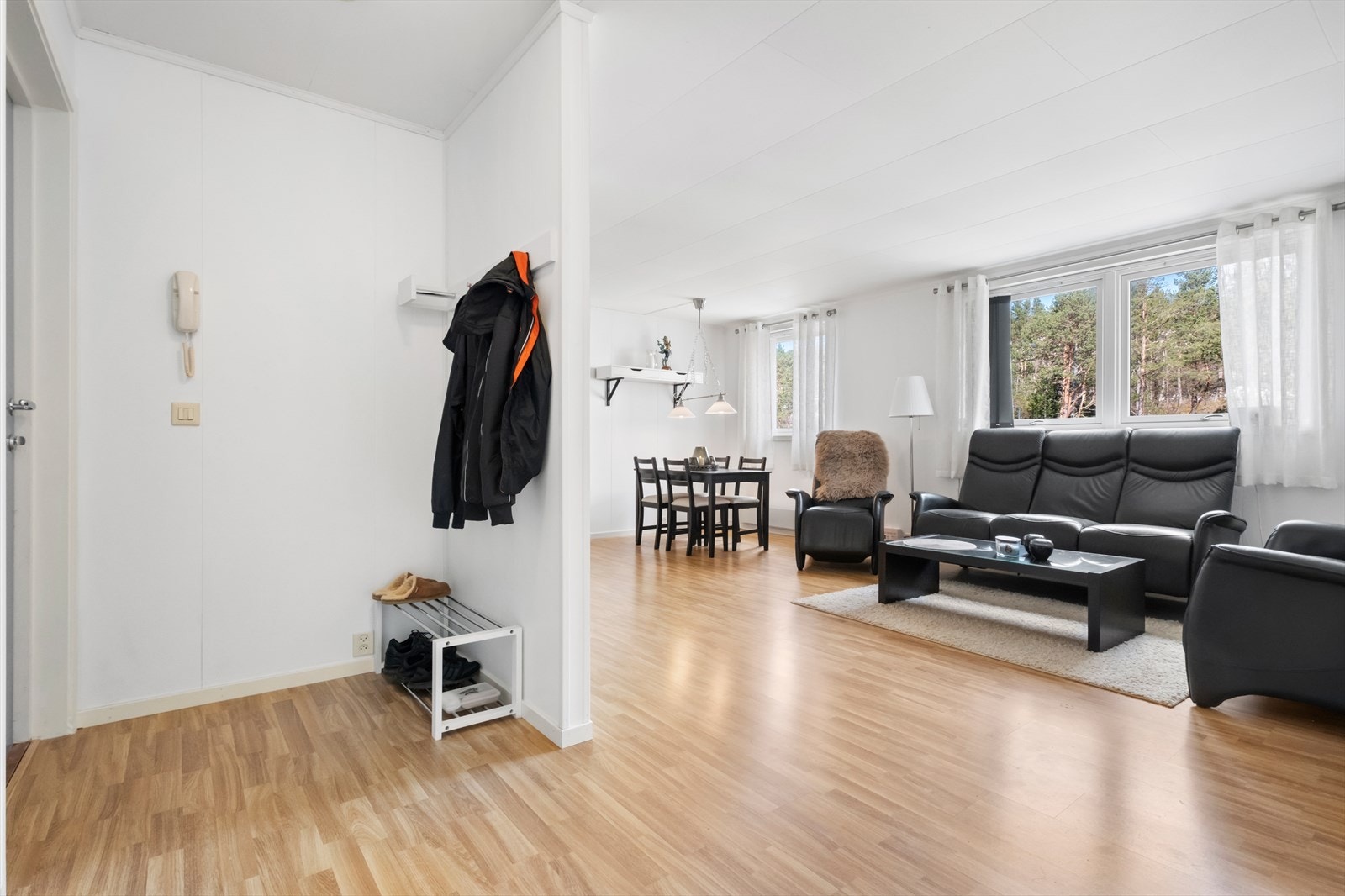 Romslig stue- og kjøkkenløsning Galleribilde