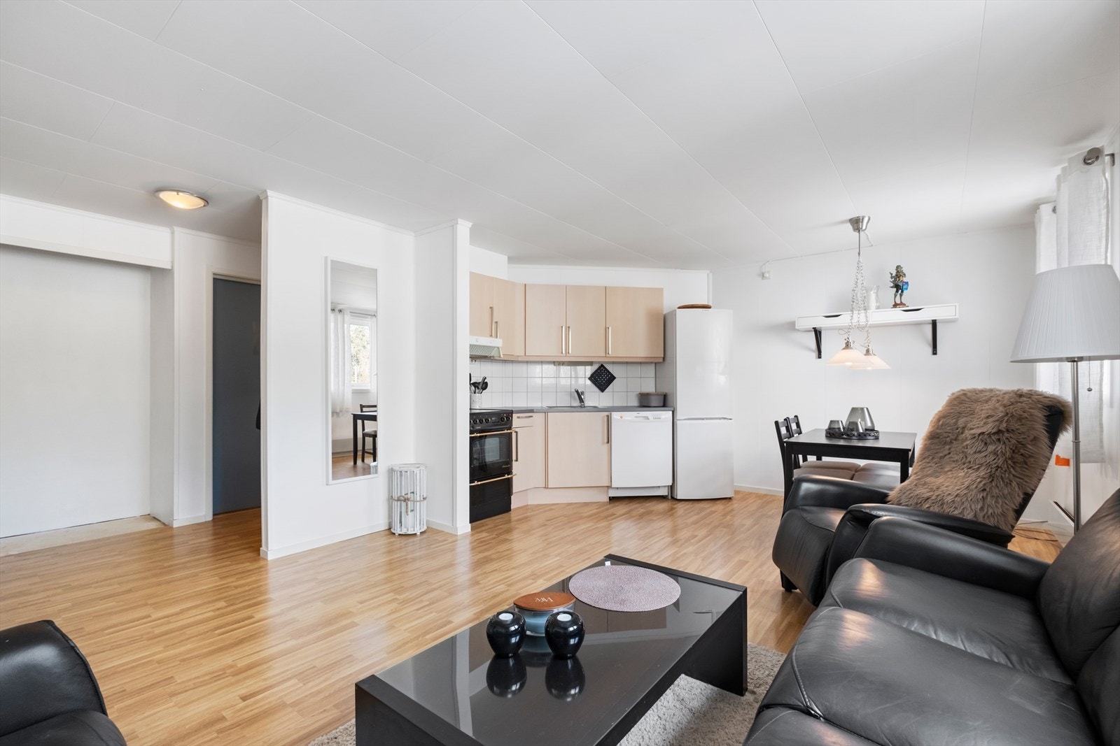 Romslig stue- og kjøkkenløsning Galleribilde