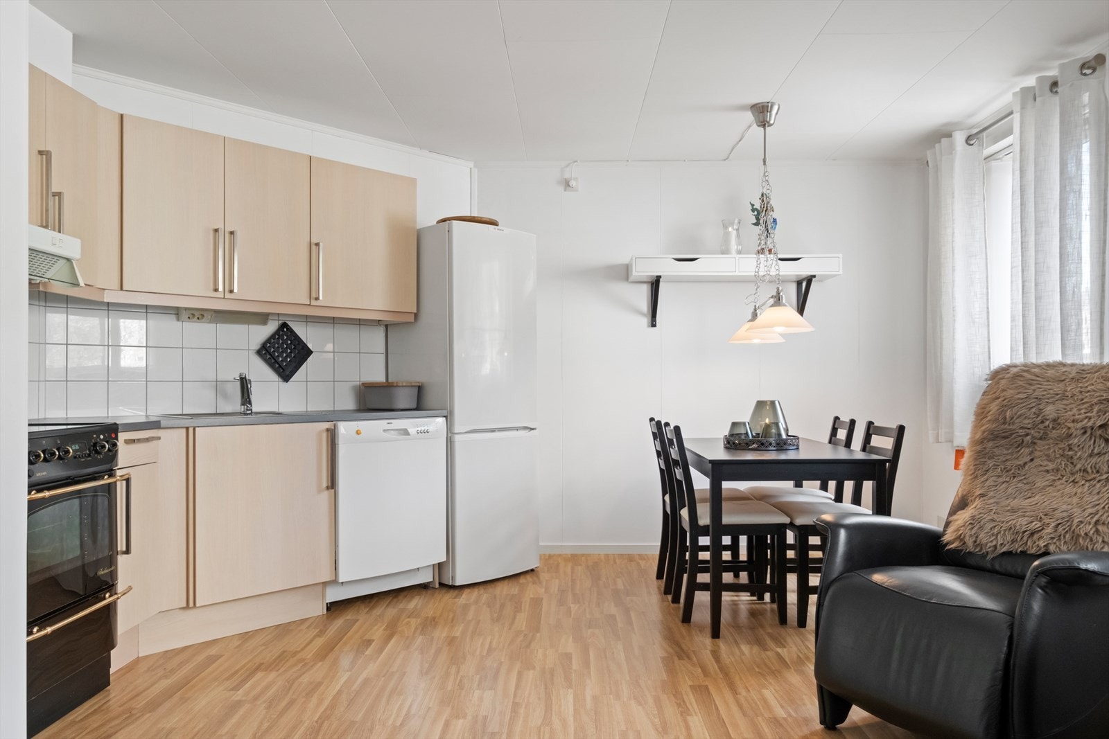 Romslig stue- og kjøkkenløsning Galleribilde