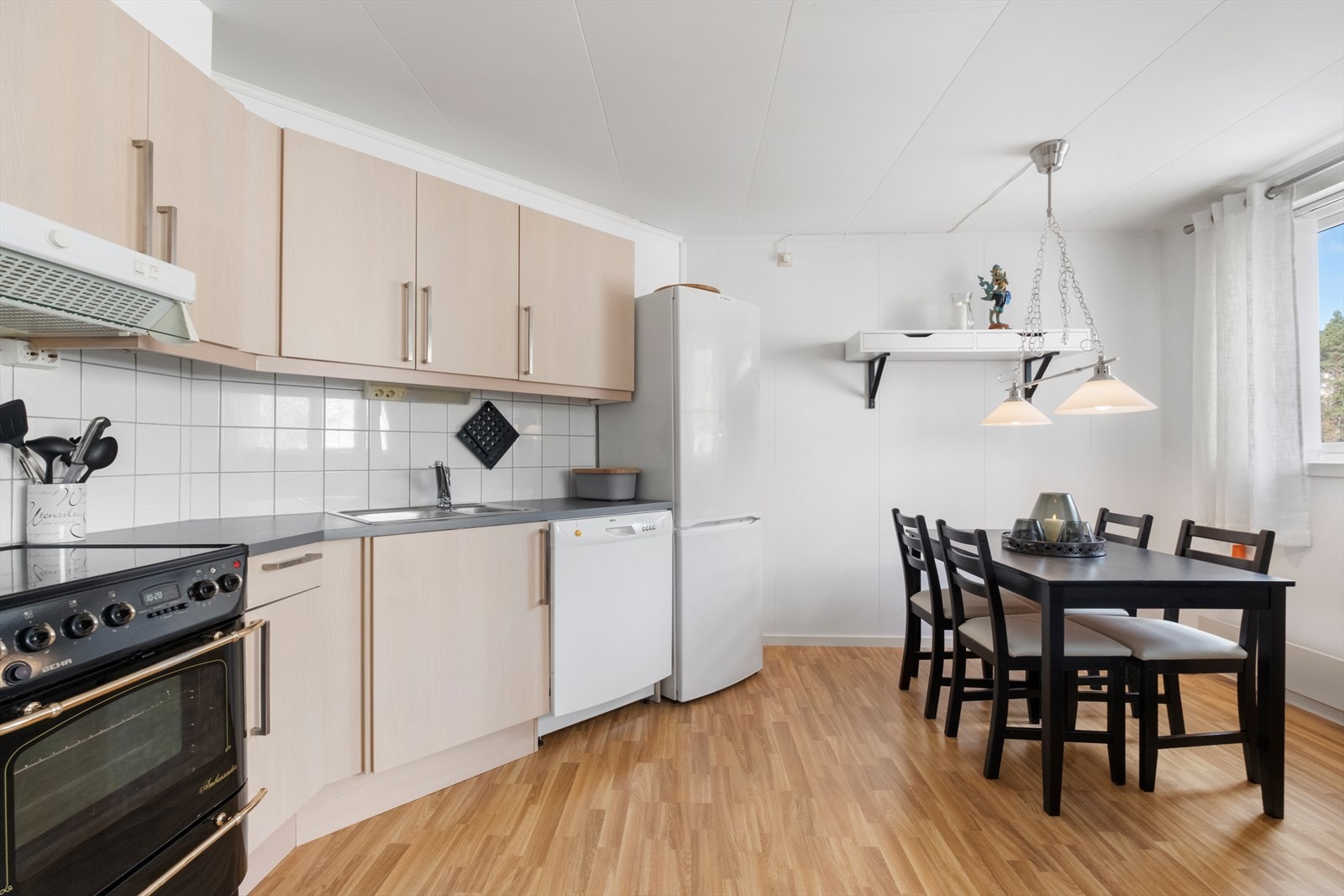 Praktisk kjøkken med god plass til spisested Galleribilde