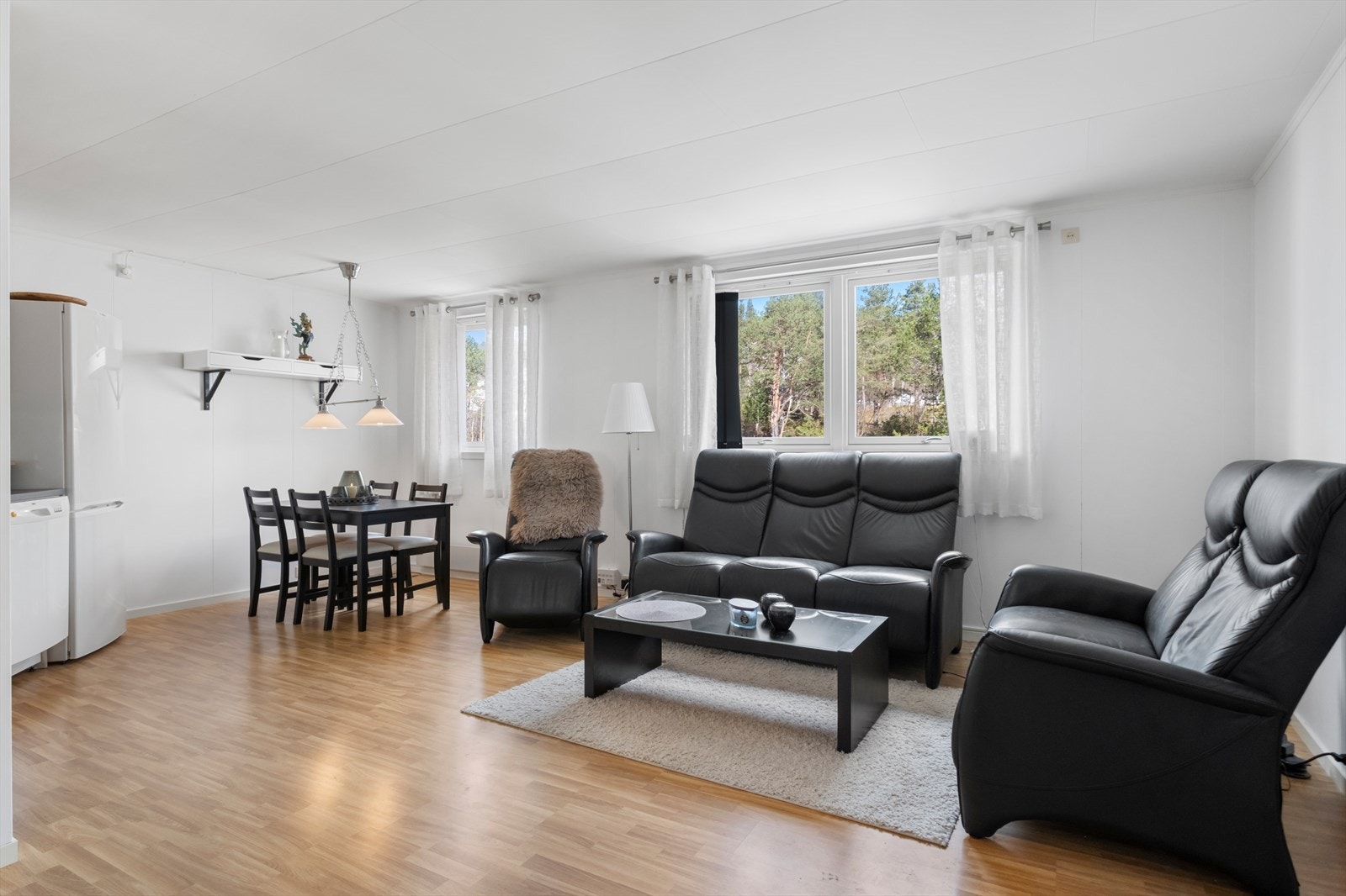 Romslig stue- og kjøkkenløsning Galleribilde