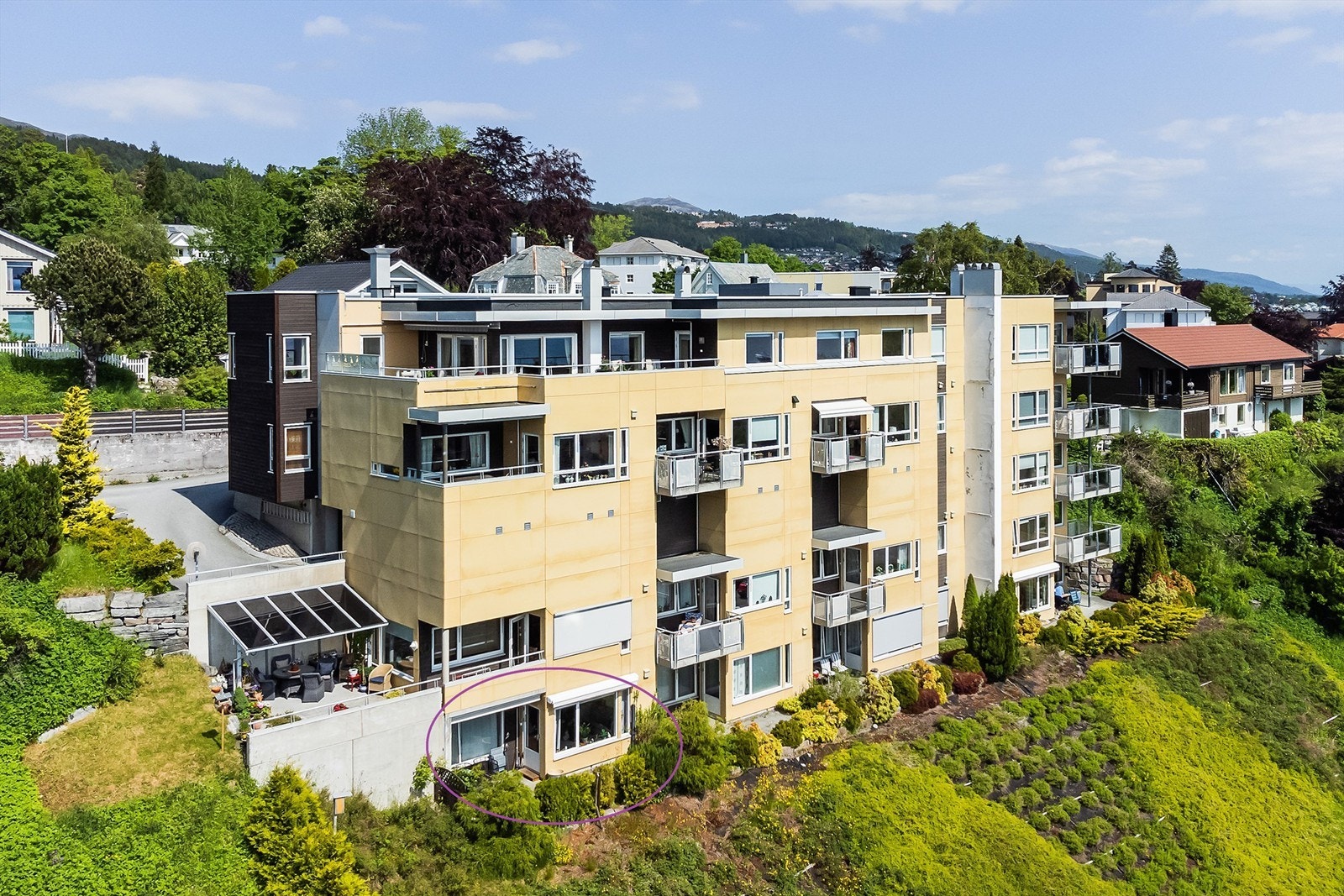 Leiligheten ligger i 1. etasje. Det er heis i bygget. Galleribilde