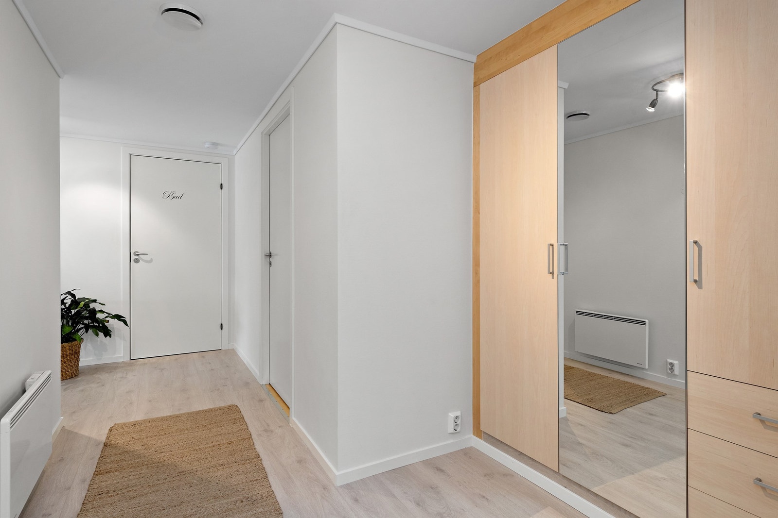 Det er garderobeskap i entre/gang Galleribilde