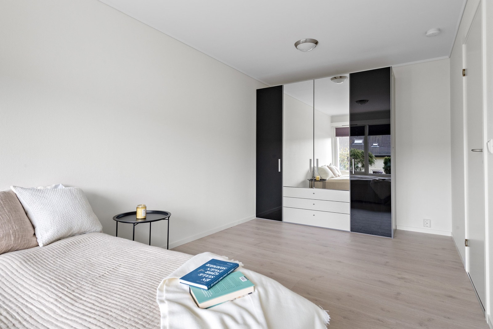 Romslig soverom med garderobeskap. Galleribilde