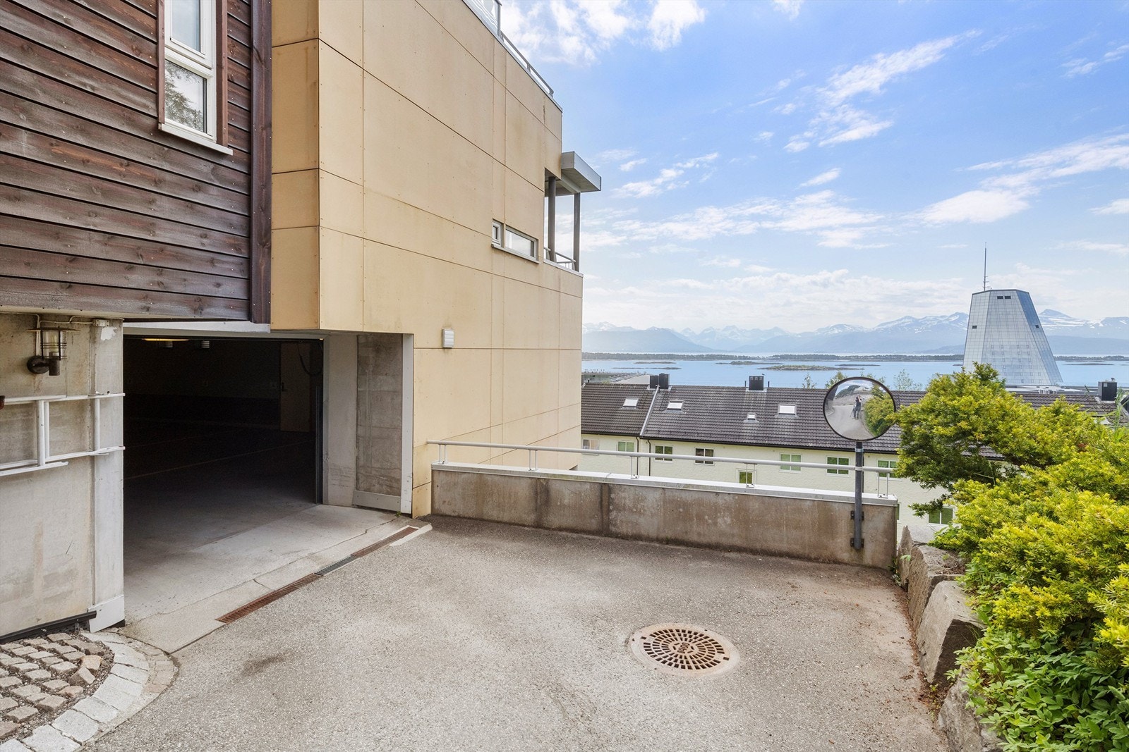 Med leiligheten medfølger garasjeplass med el. billader Galleribilde