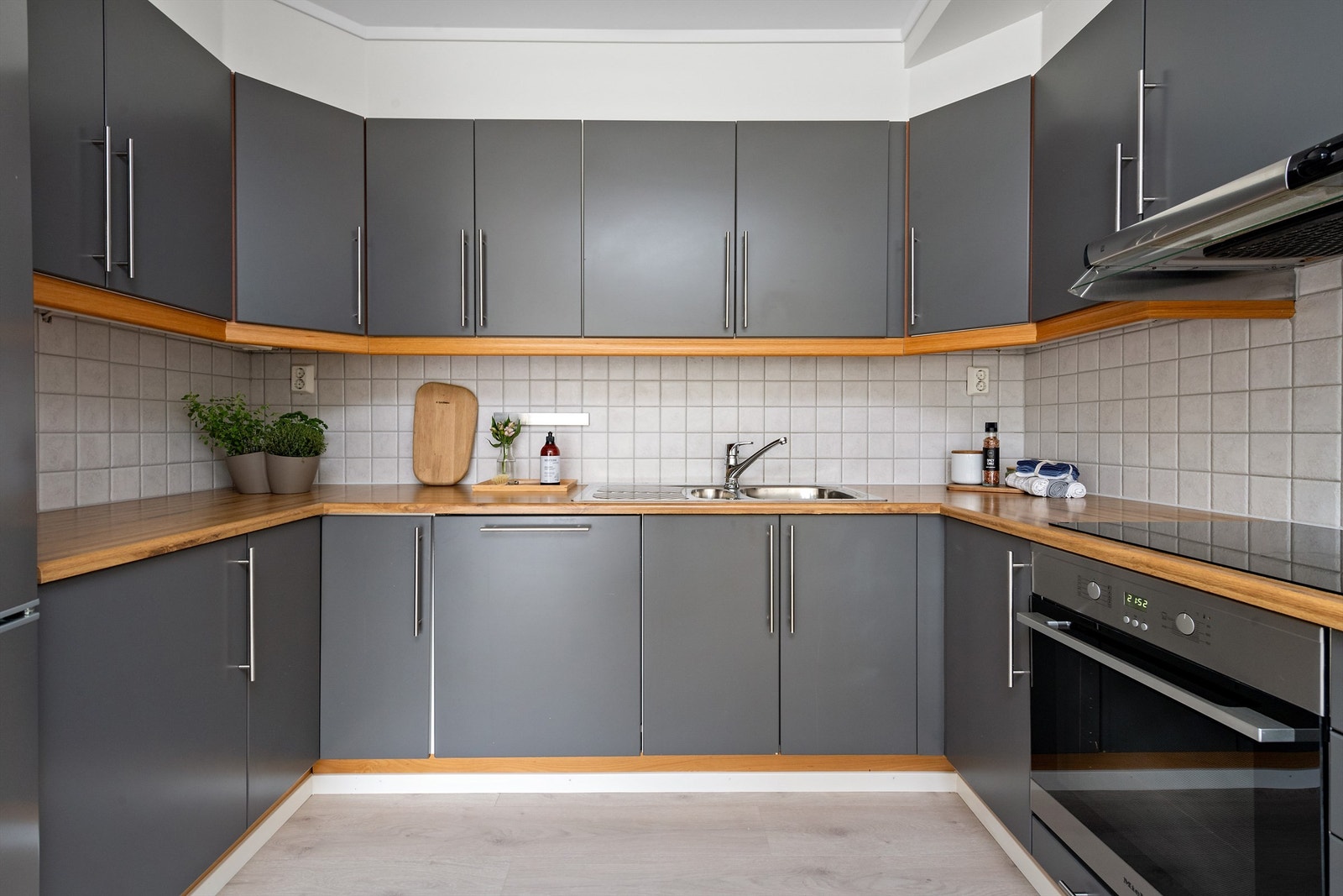 Innredning med malte finer-/foliefronter og benkeplater i laminat. Galleribilde