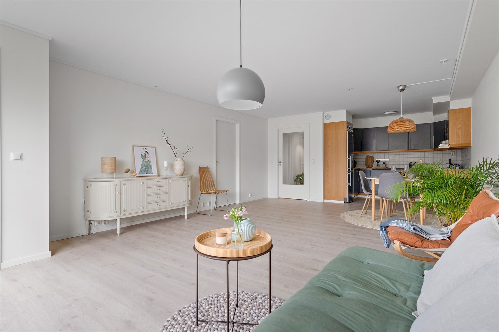 Stue og kjøkken i åpen løsning Galleribilde