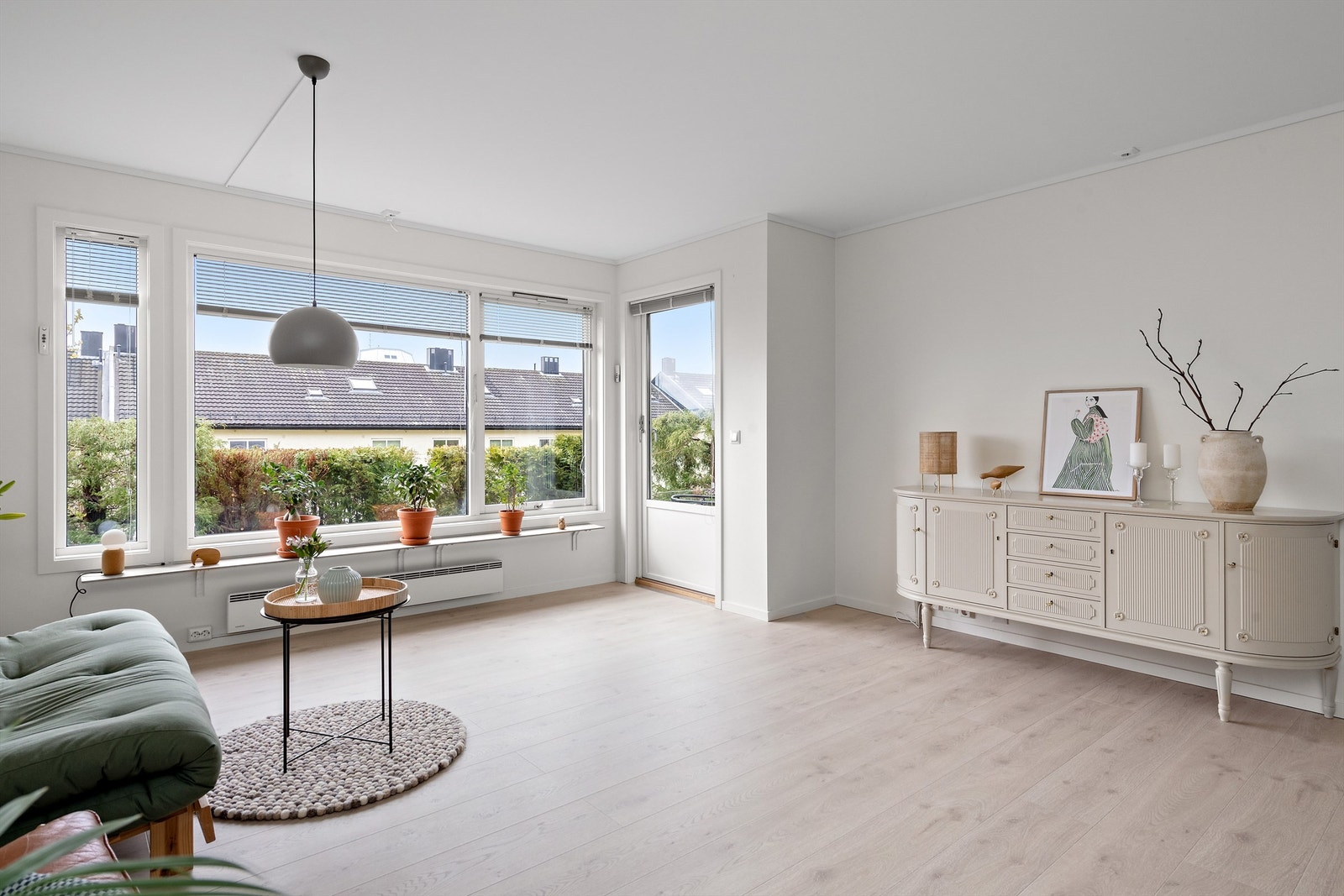 Store vindusflater slipper lyset inn. Utgang til uteplass. Galleribilde