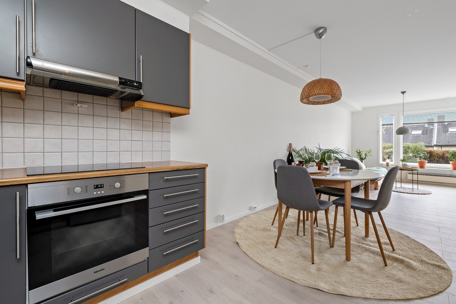 Det er integrert stekeovn, platetopp og oppvaskmaskin. Galleribilde