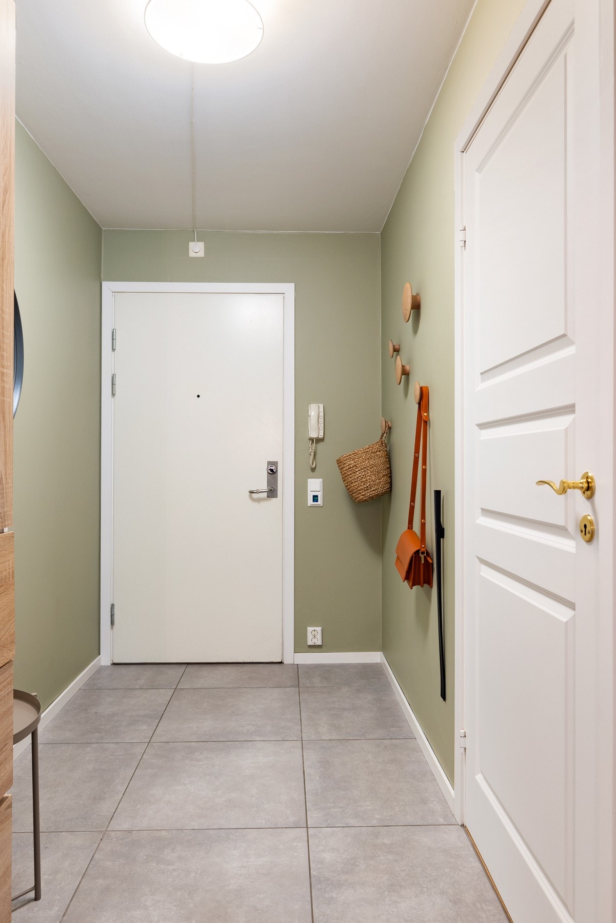 Her er det plass til oppheng av yttertøy og plassering av sko, samt en praktisk garderobeløsning med god plass for oppbevaring. Galleribilde