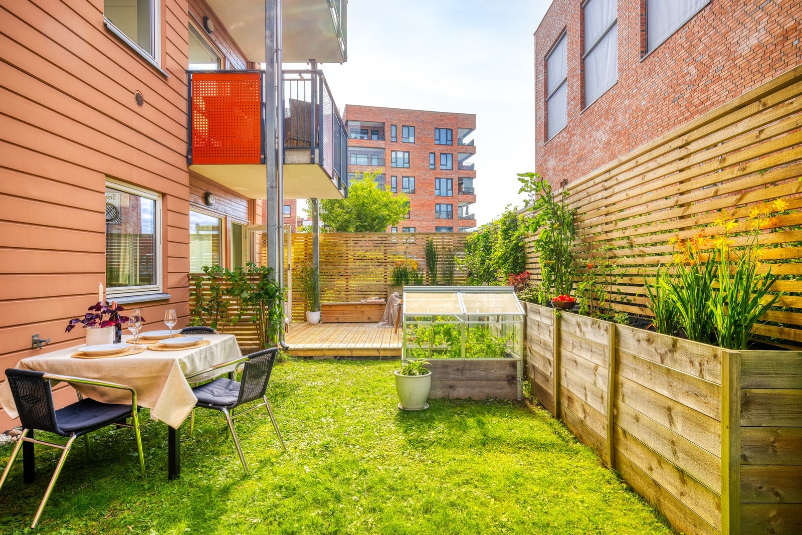 Her kan du fyre opp grillen, gå barbent i gresset og nyte sola fra solsengen eller sofagruppa. Galleribilde