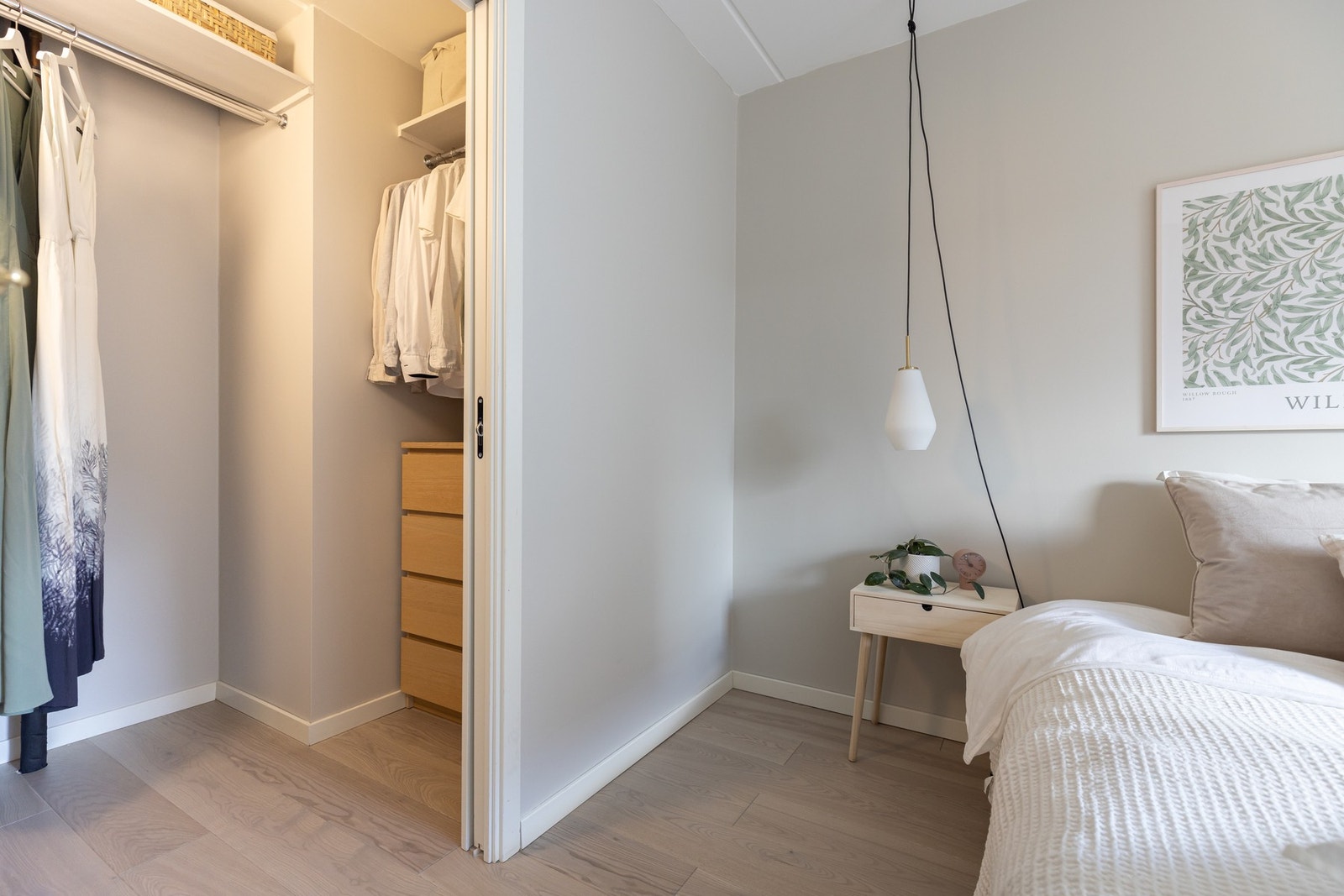 I tilknytning til hovedsoverommet ligger det en praktisk innvendig bod/walk in closet Galleribilde