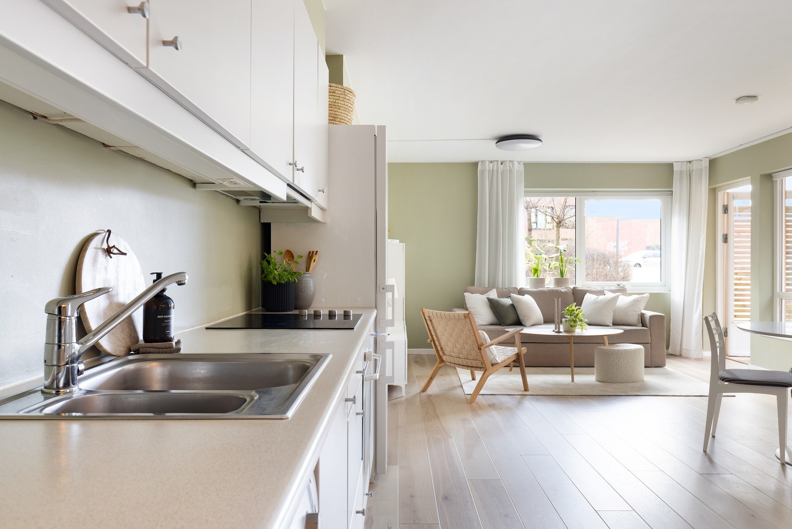 Kjøkkenet ligger i åpen løsning mot stuen, noe som gir et romslig og sosialt allrom. Galleribilde