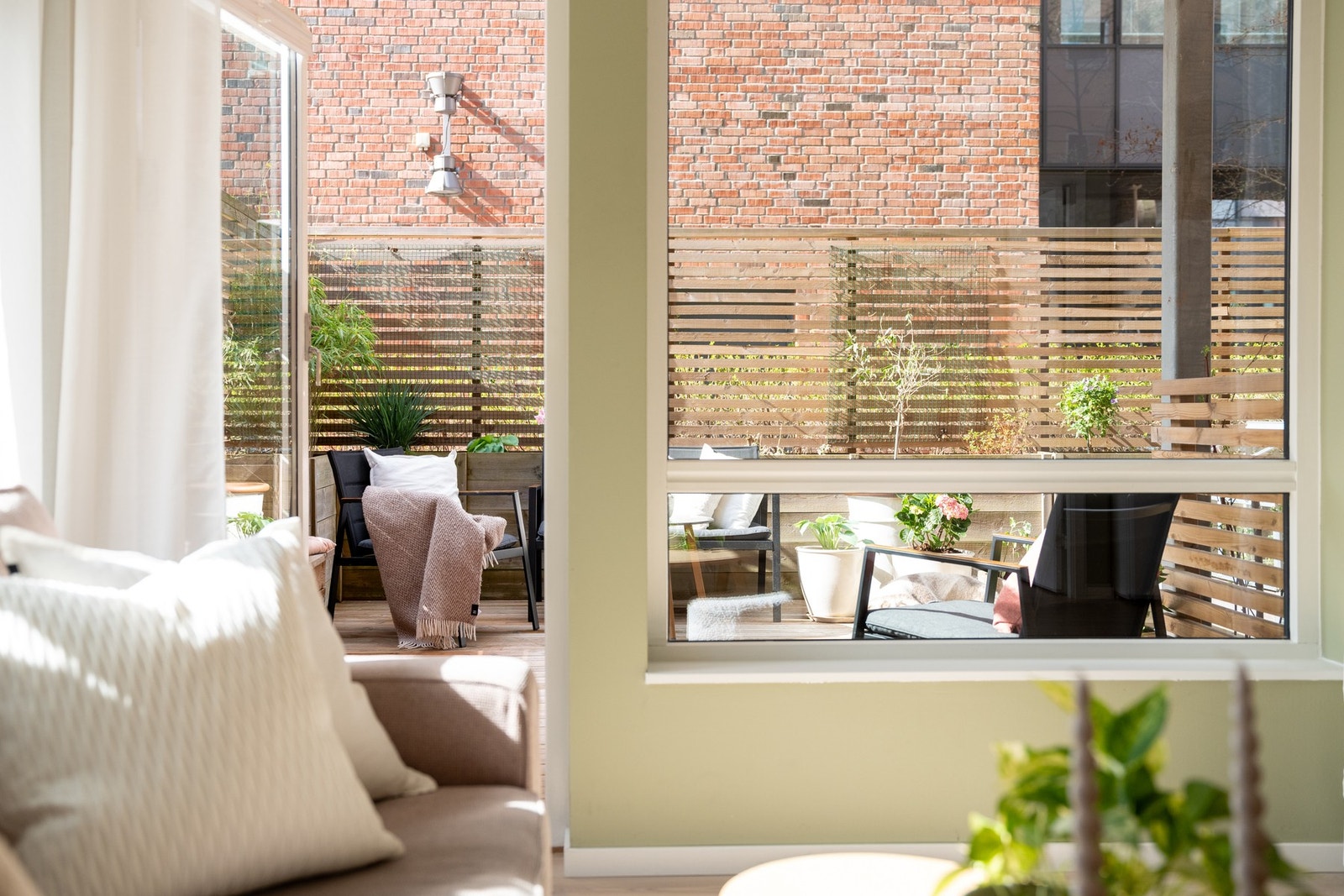 Videre inn i den lyse og meget tiltalende stuen. Galleribilde