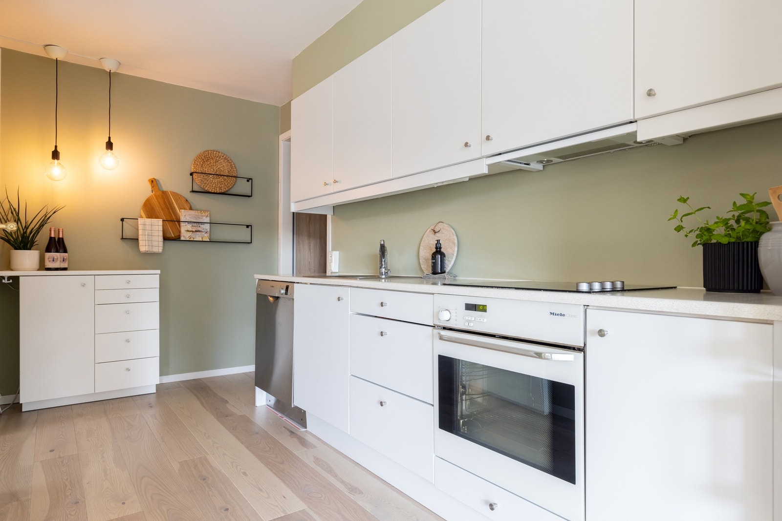 Kjøkkenet er utstyrt med integrert ovn og opplegg for oppvaskmaskin. Galleribilde