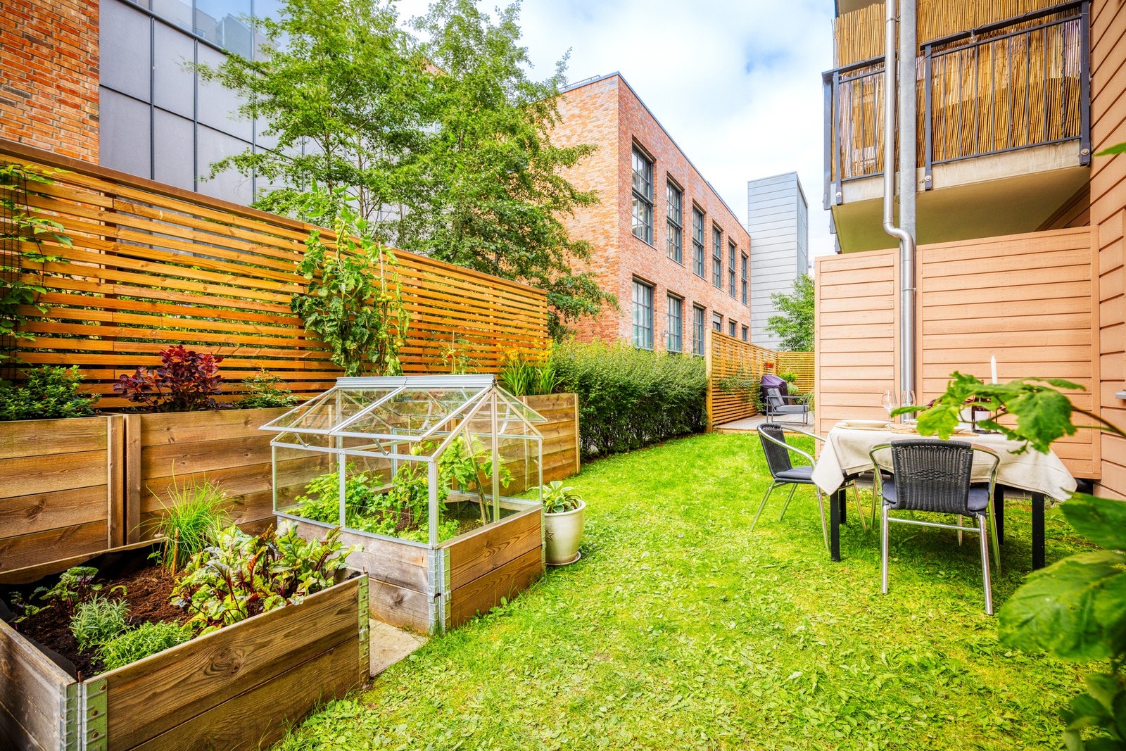 Her er det flott opparbeidet med blant annet plassbygde blomsterkasser i tre med masse fin beplantning. Galleribilde