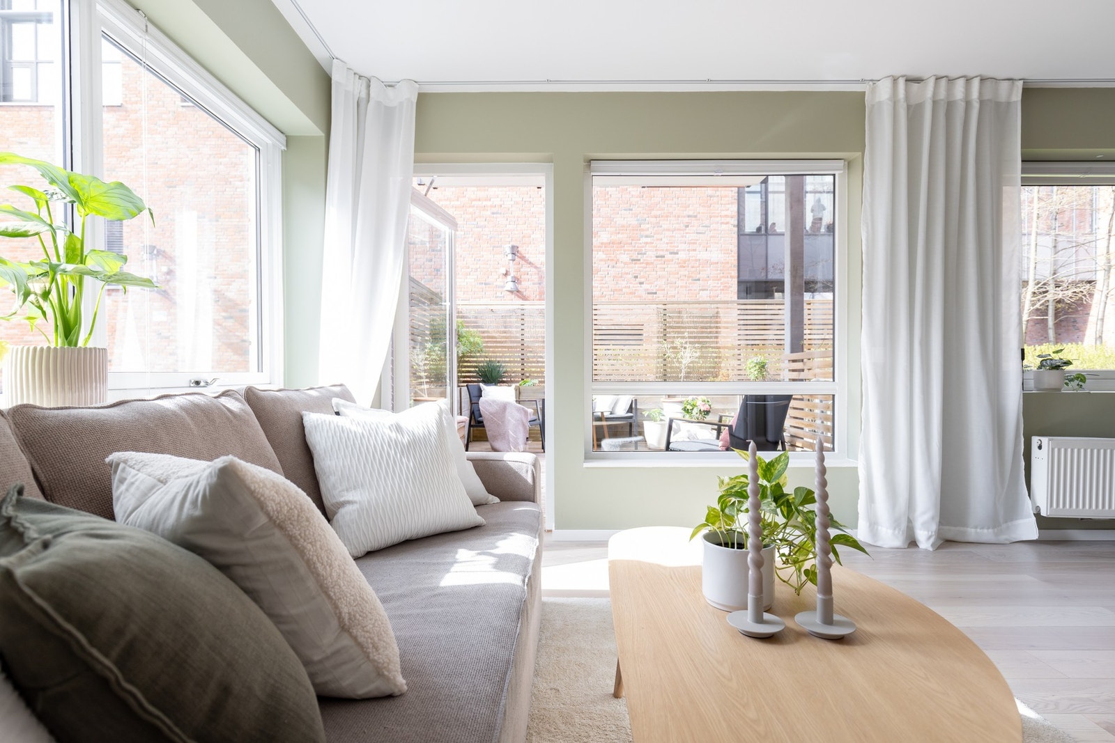 Legg merke til de store vindusflatene som slipper inn rikelig med naturlig dagslys fra to sider. Galleribilde