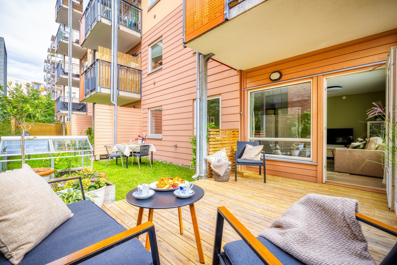 Markterrassen er på ca. 16 kvm og man har også sin helt egen hagedel. Galleribilde