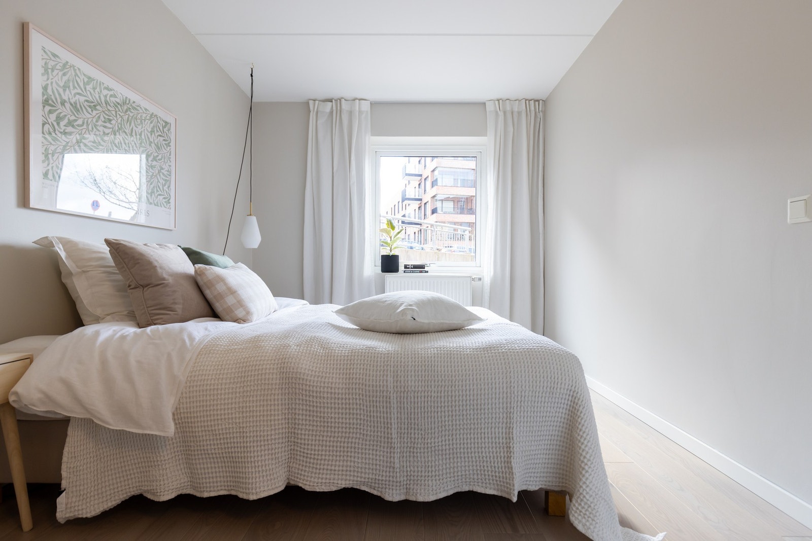 Hovedsoverommet har god plass til dobbeltseng og nattbord på begge sider. Galleribilde