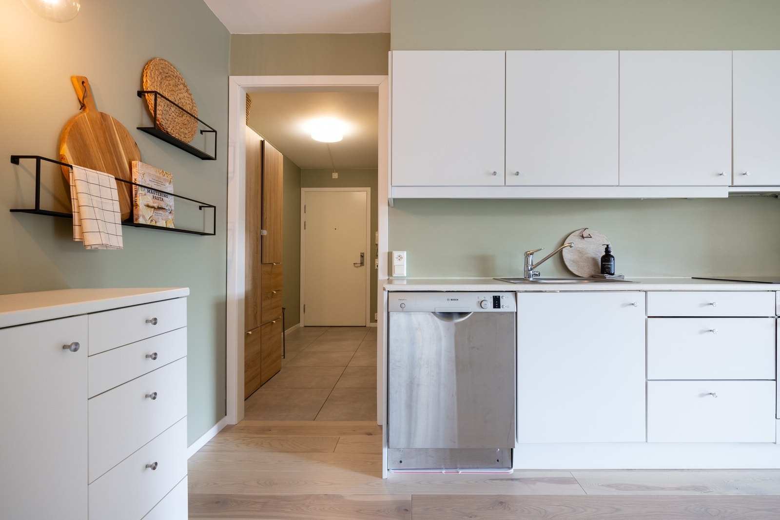 Kjøkkenet er godt utnyttet og det er rikelig med både skap- og benkeplass. Galleribilde