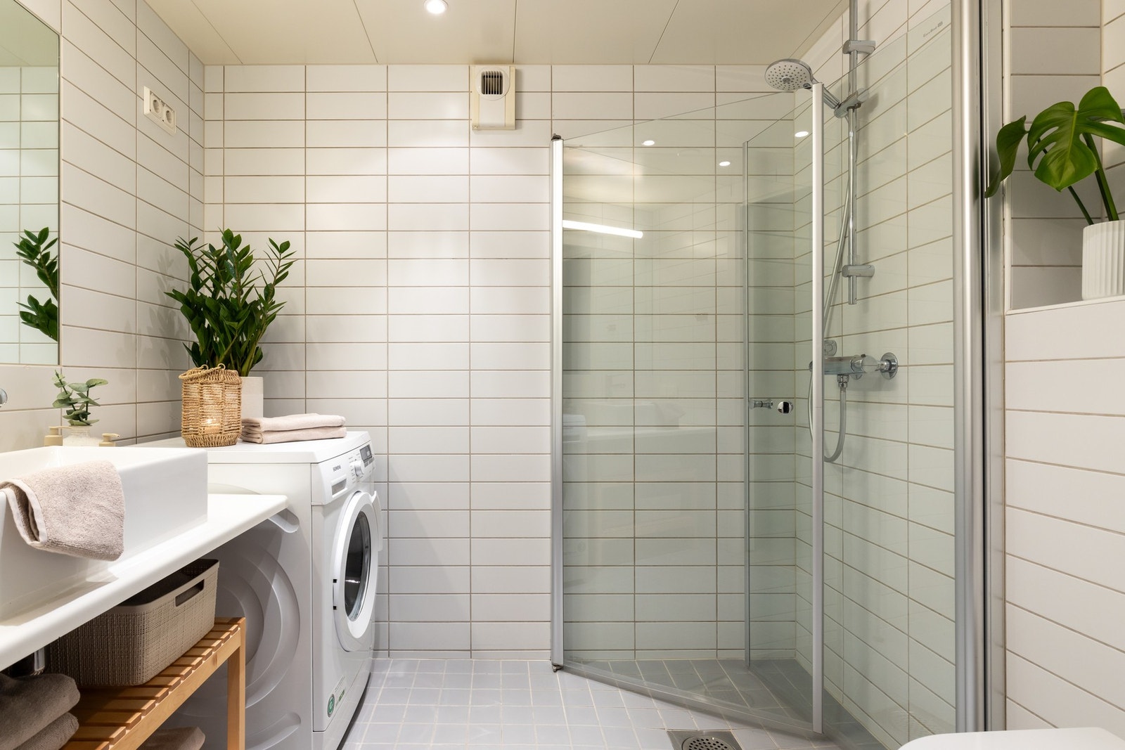 Lyst og pent bad med flislagt gulv med varme og flislagte vegger. Det er i tillegg himling med downlights. Galleribilde