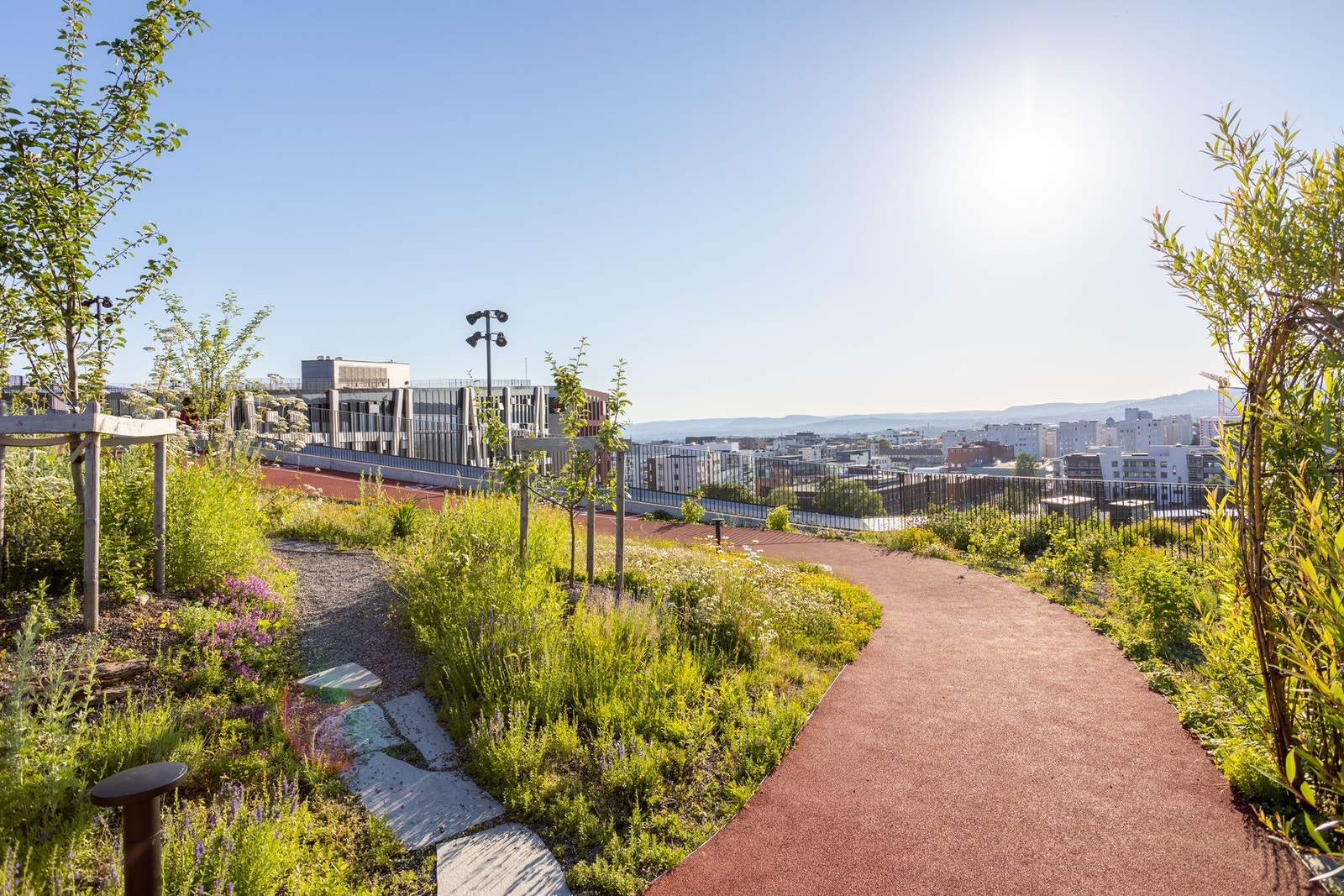 Taket på Økern Portal med løpebane og flere sittegrupper. Galleribilde