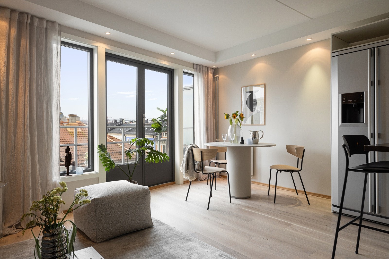 Fra stuen er utgangen til den hyggelige balkongen Galleribilde