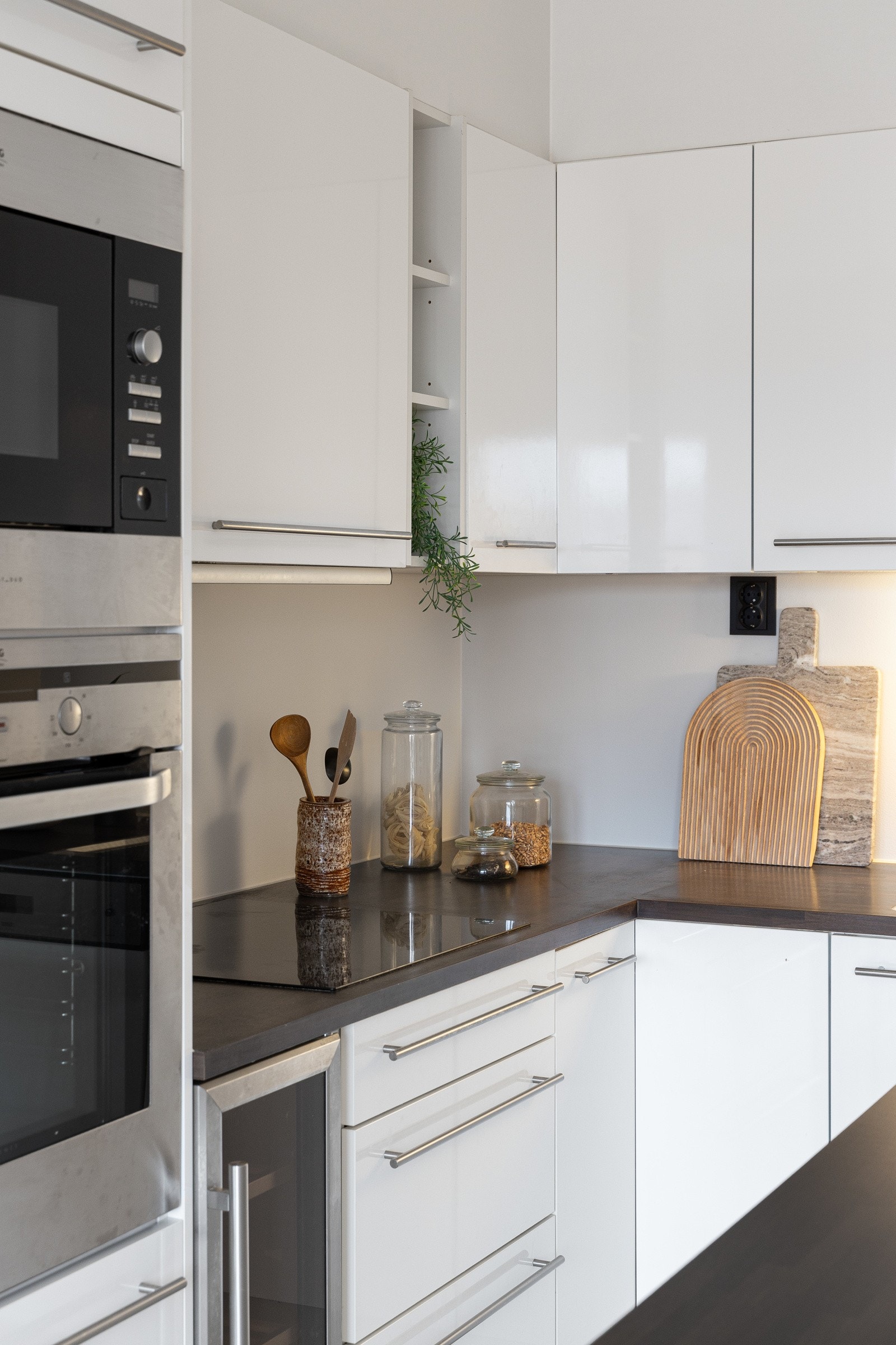 Kjøkkenet er utstyrt med integrerte hvitevarer bestående av oppvaskmaskin (Zanussi), vinskap (Temptech), induksjonstopp, mikrobølgeovn og stekeovn (AEG). Det er også avsatt plass til et frittstående side-by-side kjøle-/fryseskap Galleribilde