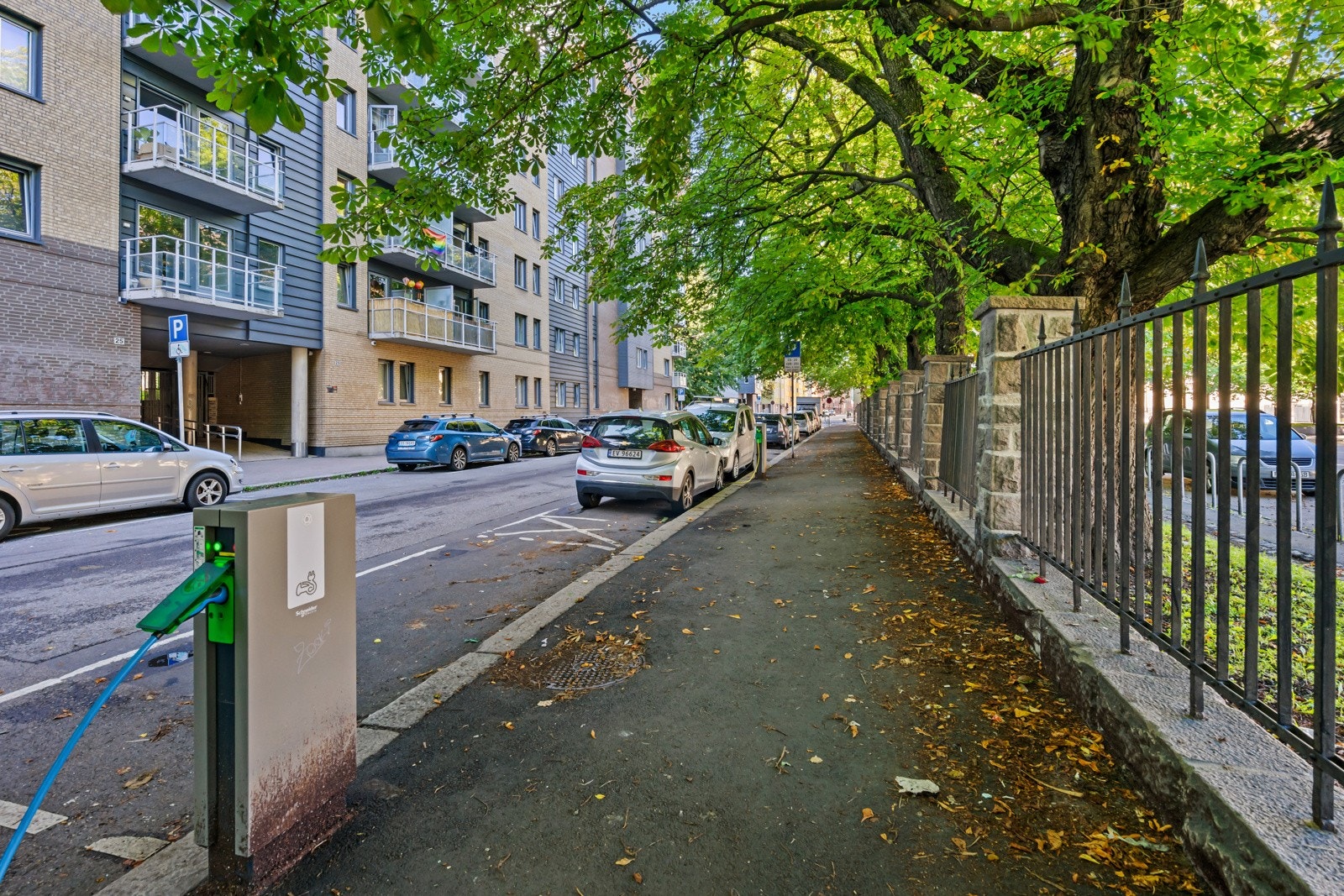 Det er gode parkeringsmuligheter i nærliggende gater. Garasjeplass kan kjøpes for 550 000,- se prospekt for mer informasjon Galleribilde