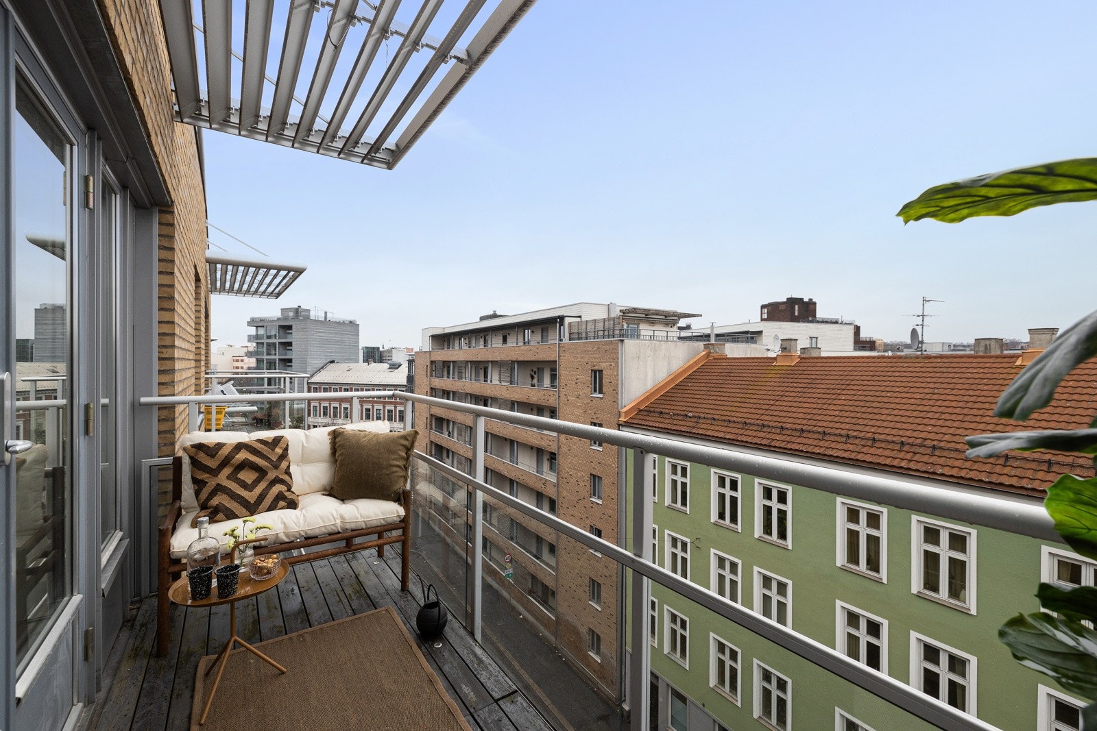 Balkongen er på ca. 5 kvm og har plass til en hyggelig sittegruppe Galleribilde