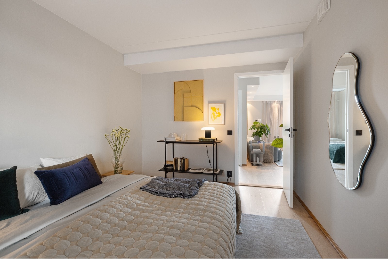 Hovedsoverommet er av god størrelse og har plass til dobbeltseng, nattbord og garderobeskap Galleribilde