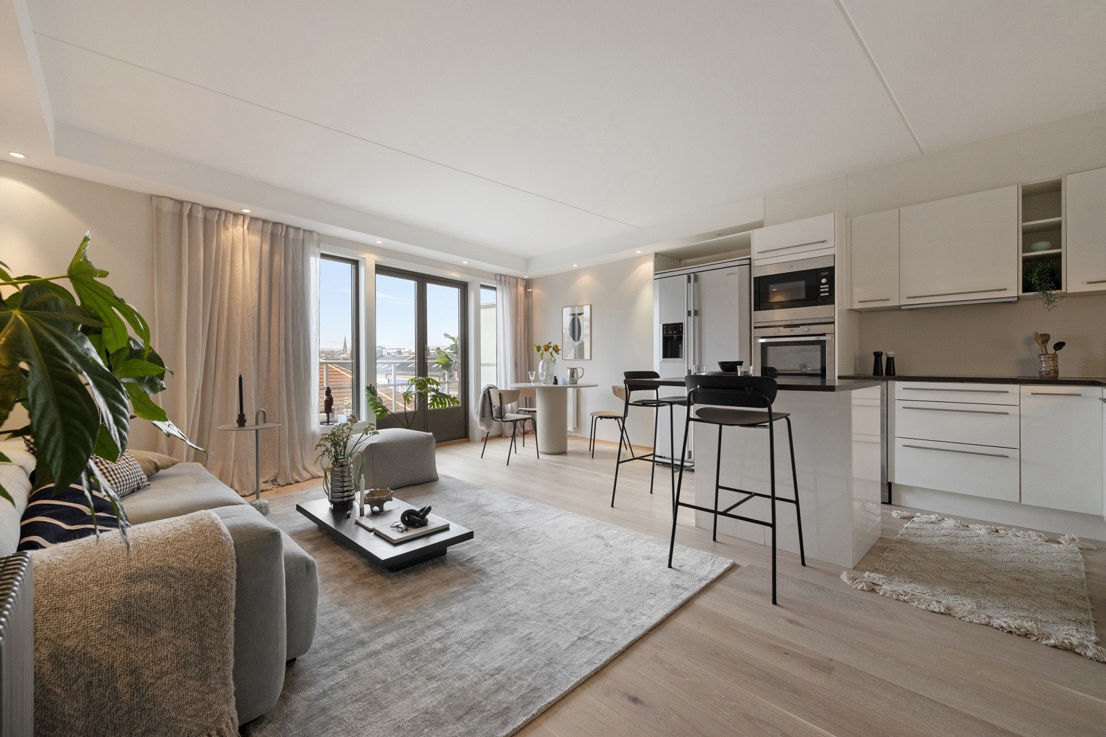 Lys og romslig stue med store vindusflater som slipper inn rikelig med naturlig lys Galleribilde