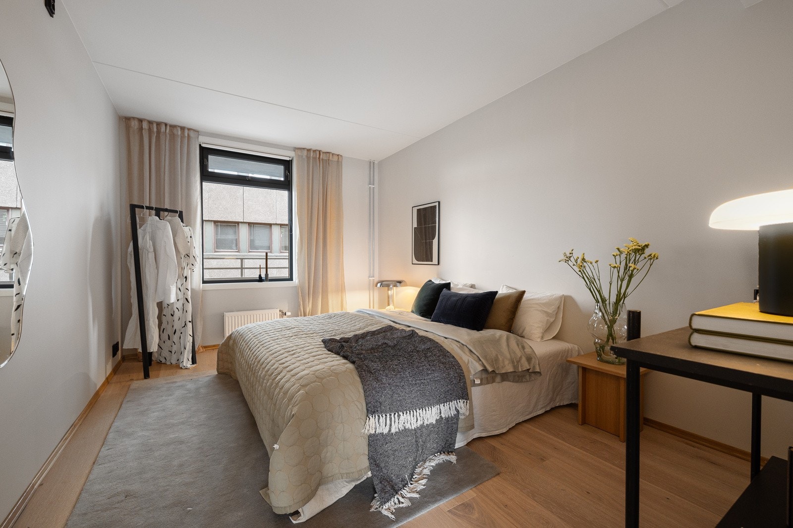 Boligen har 2 gode soverom med nymalte overfalter og ny 1-stav eikeparkett Galleribilde