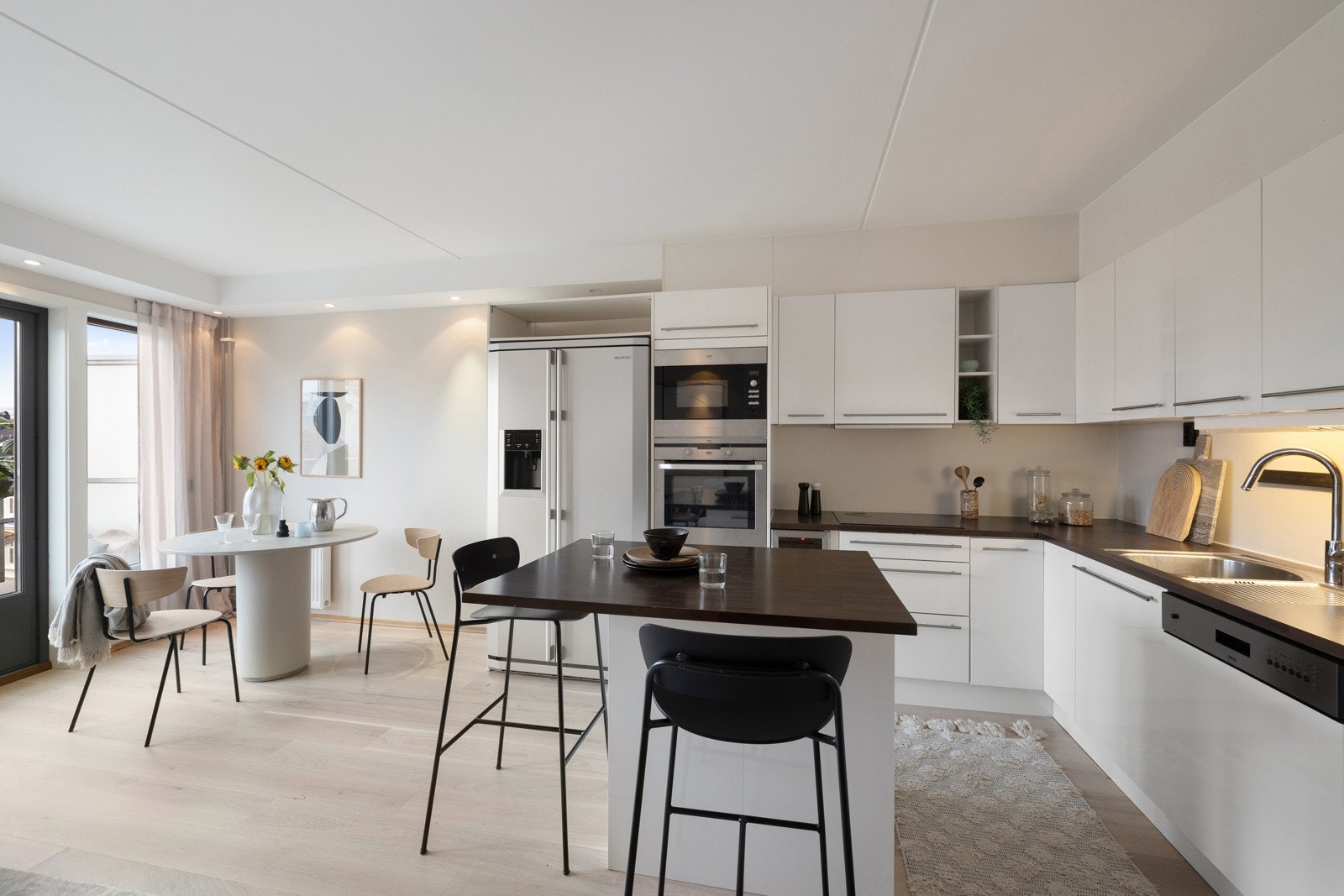 Kjøkkenøya fungerer som en praktisk spiseplass Galleribilde