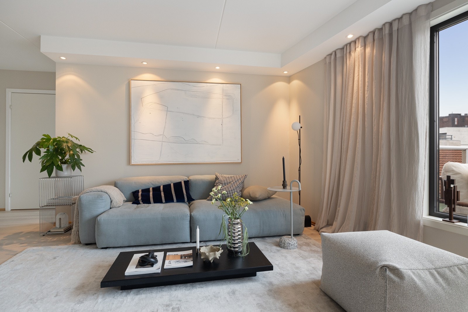 I stuen er det god plass til sofagruppe med tilhørende salongbord og underholdningsseksjon Galleribilde