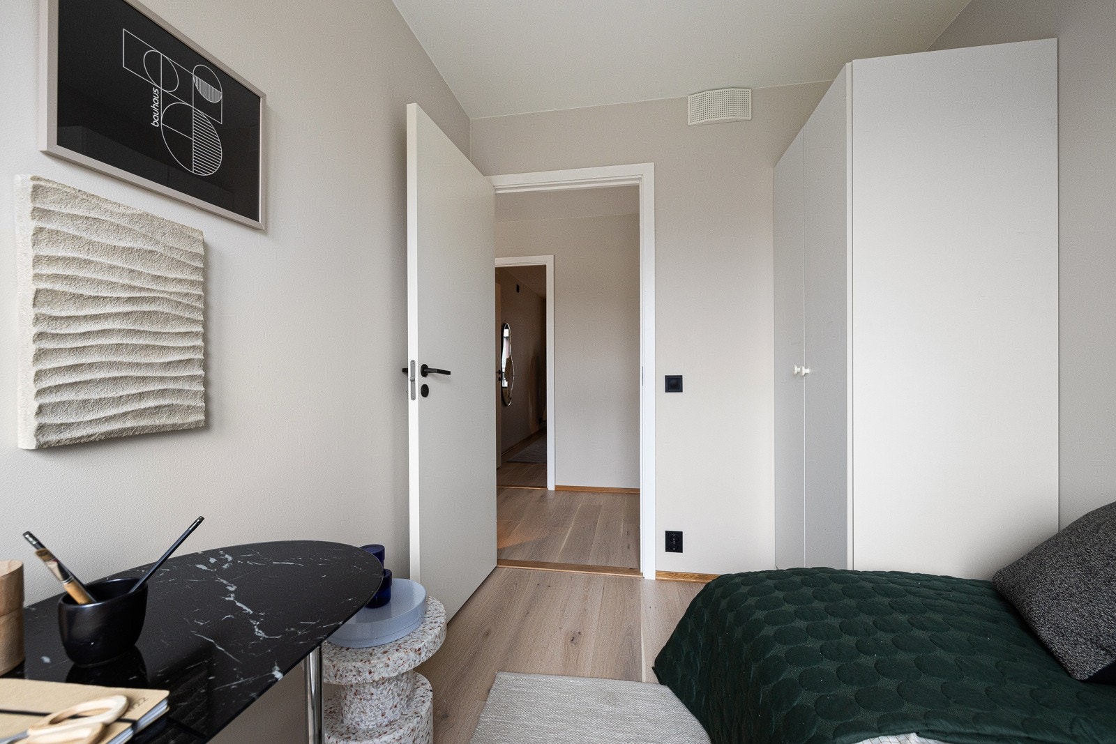 Soverommet passer perfekt som barnerom, gjesterom eller hjemmekontor Galleribilde