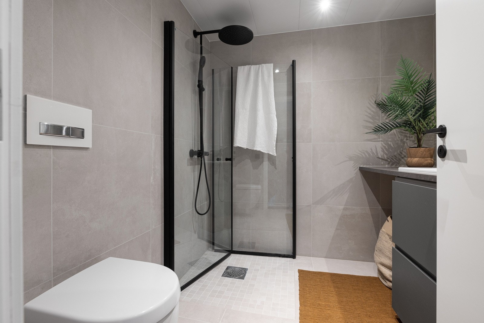 Lekkert og nylig oppgradert baderom med stilsikre fliser med behagelig gulvvarme. Baderommet ble oppgradert i 2024 med smøremembran, flis-på-flis, ny baderomsinnredning og nytt sanitærutstyr Galleribilde