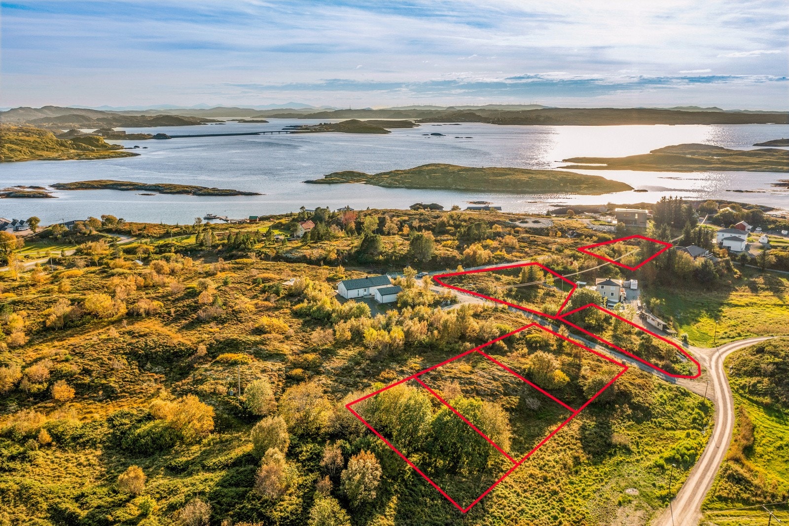 6 flotte tomter beliggende i Ulvneset/ Knarrlagsund. Tomtene er sjønære med gode sol- og utsiktsforhold. Galleribilde