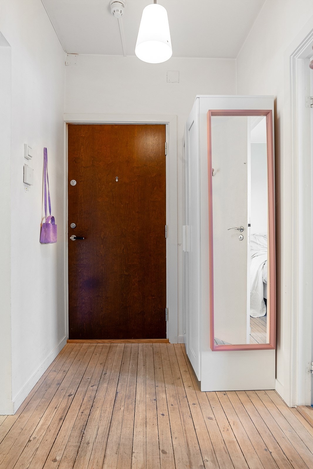 Lys og innbydende entré med god plass til å henge fra seg yttertøy og sette fra seg sko. Dørcalling med åpner gjør det enkelt å slippe inn besøkende. Galleribilde