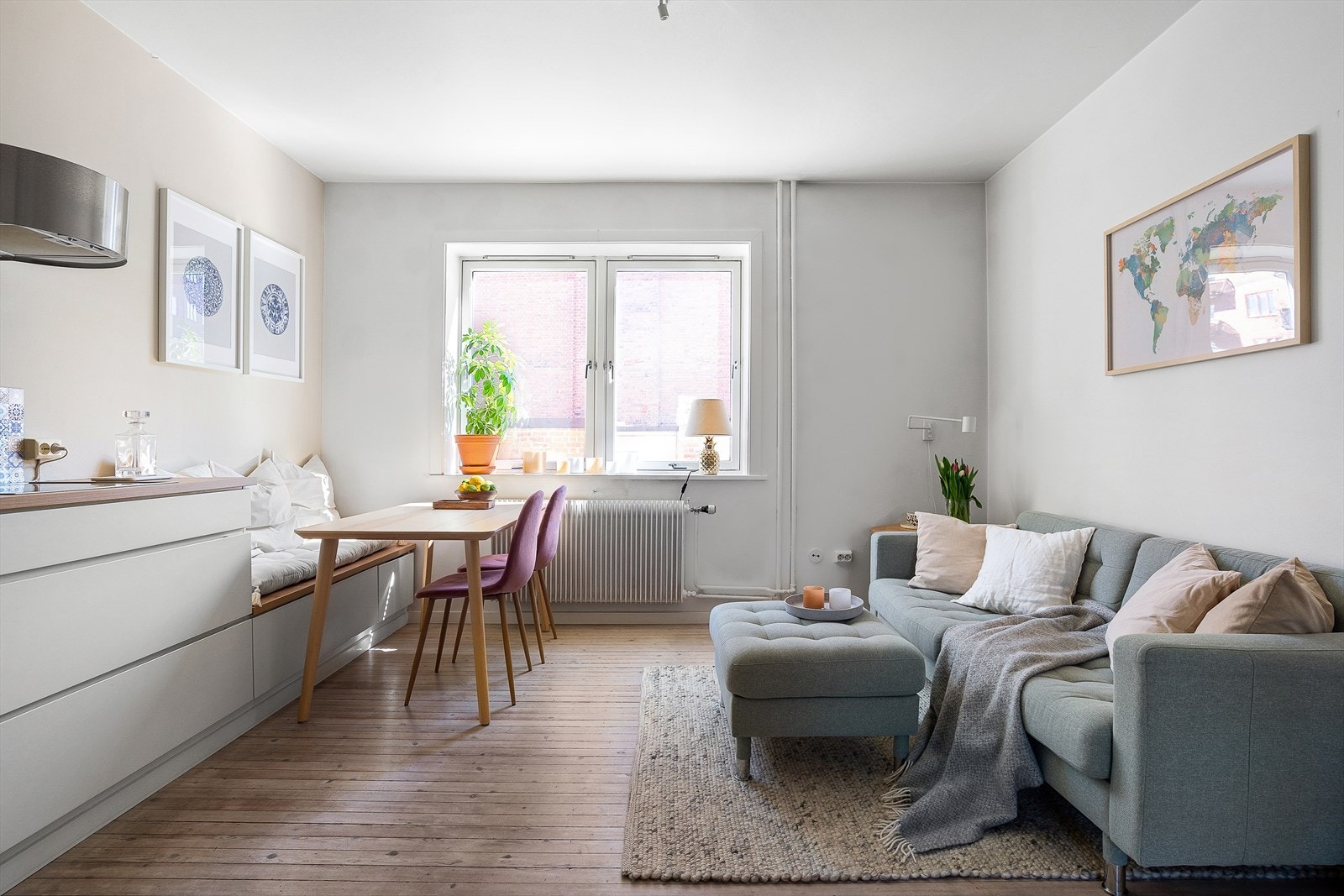 Leiligheten er gjennomgående, har store vindusflater og god takhøyde som sørger for god romfølelse. Galleribilde