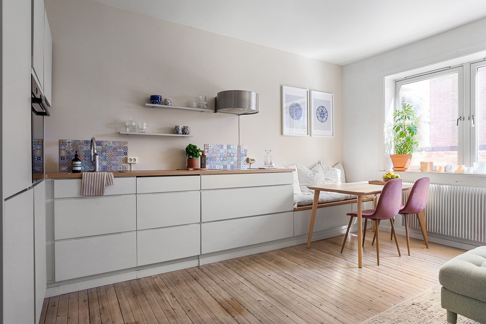 Leiligheten har en åpen og moderne løsning mellom kjøkken og stue. Galleribilde