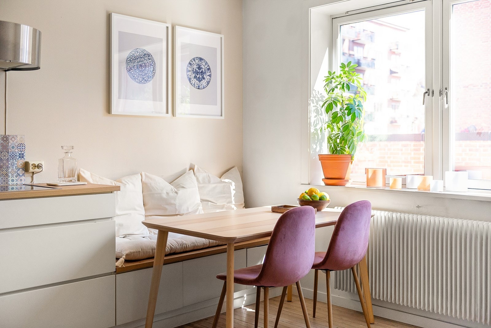 Hyggelig spisesone med praktisk integrert benk. Galleribilde