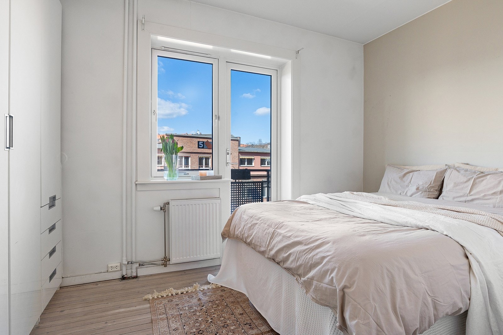 Romslig soverom med god plass til dobbeltseng, garderobeskap og annet soveromsinteriør. Galleribilde