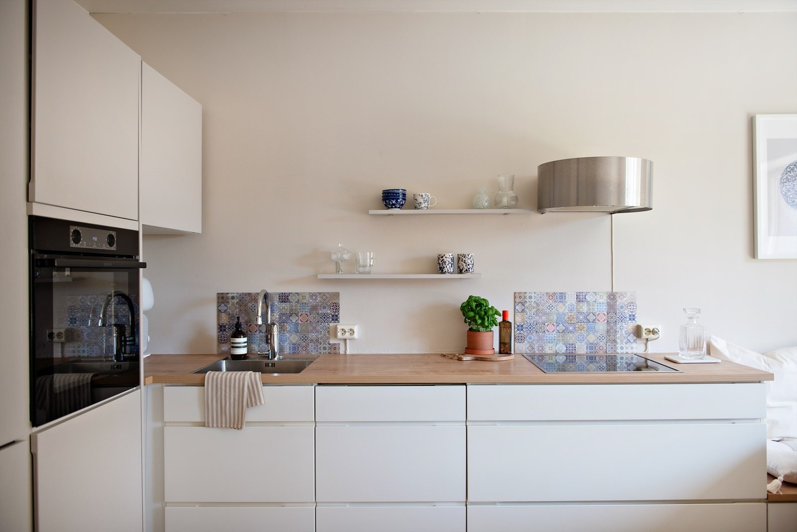 Kjøkkeninnredningen består av glatte, folierte fronter, laminat benkeplate med nedfelt kum i rustfritt stål, integrert keramisktopp, stekeovn, oppvaskmaskin og kjøl-/fryseskap. Galleribilde