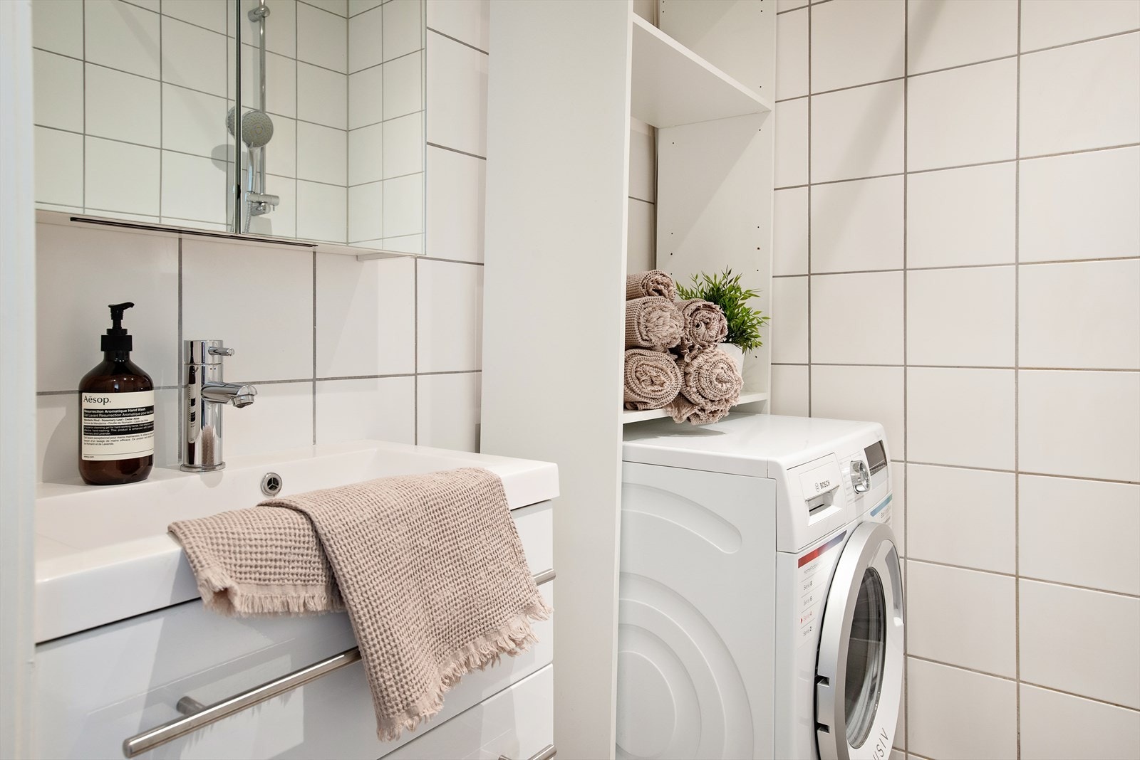 Det er opplegg for vaskemaskin, downlights i himling og varme i gulv. Galleribilde