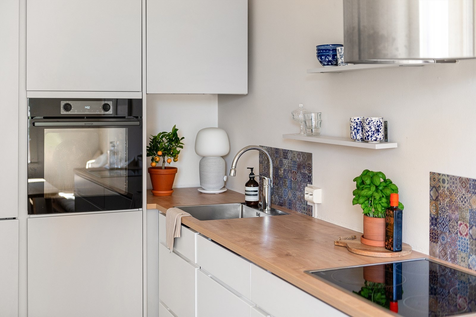 Aquastop/lekkasjevarsler med sensorer og magnetventil er installert. Galleribilde