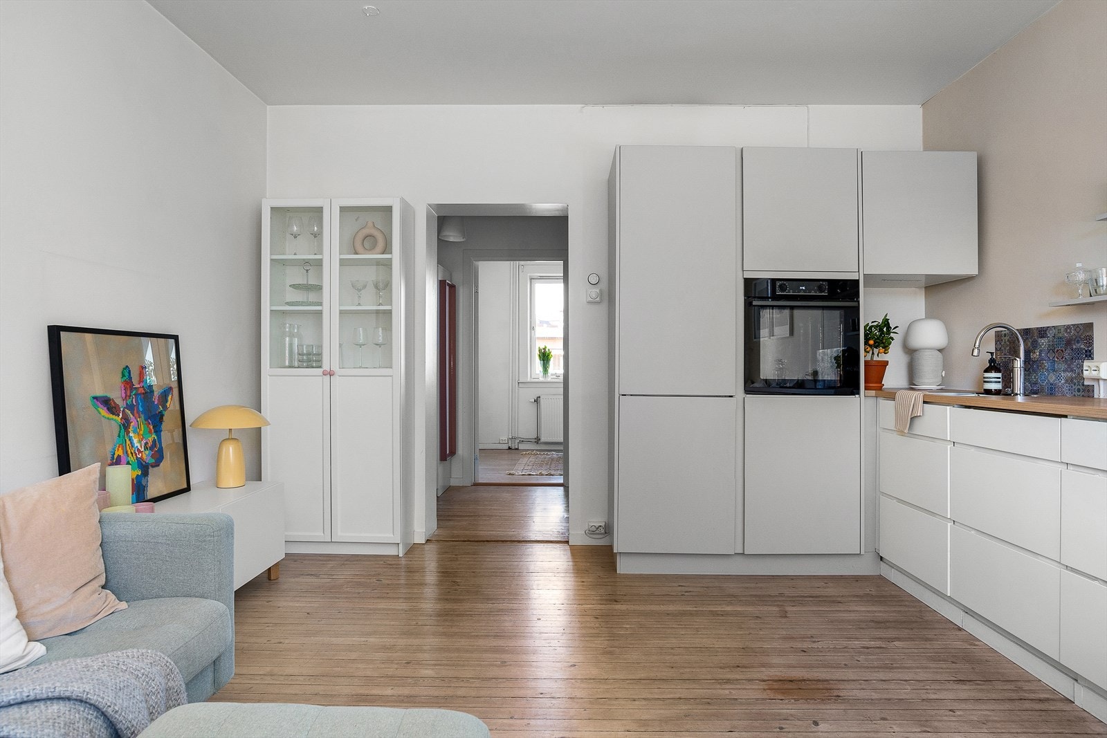 Rommet er av god størrelse med flere møbleringssoner. Her kan man enkelt innrede med sofahjørne, TV-seksjon og sittegruppe på kjøkken. Galleribilde