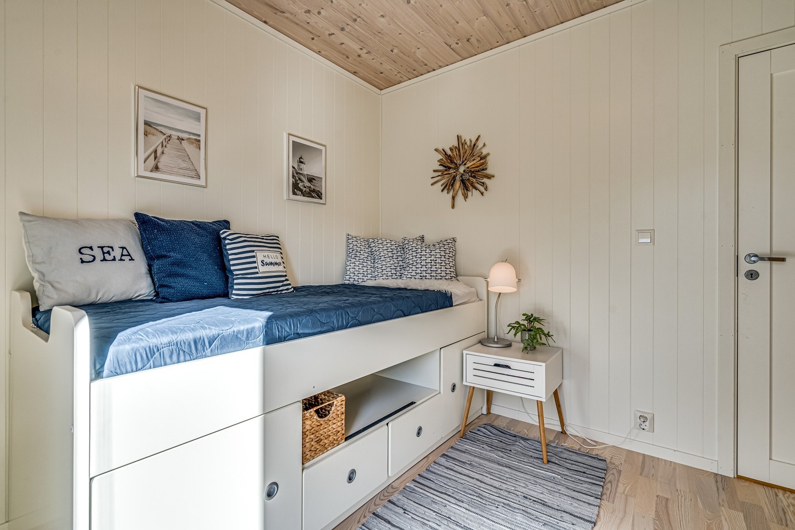 Soverom med skyvedørsgarderobe, persienner i vindu, seng med underskuffer og nattbord. Galleribilde