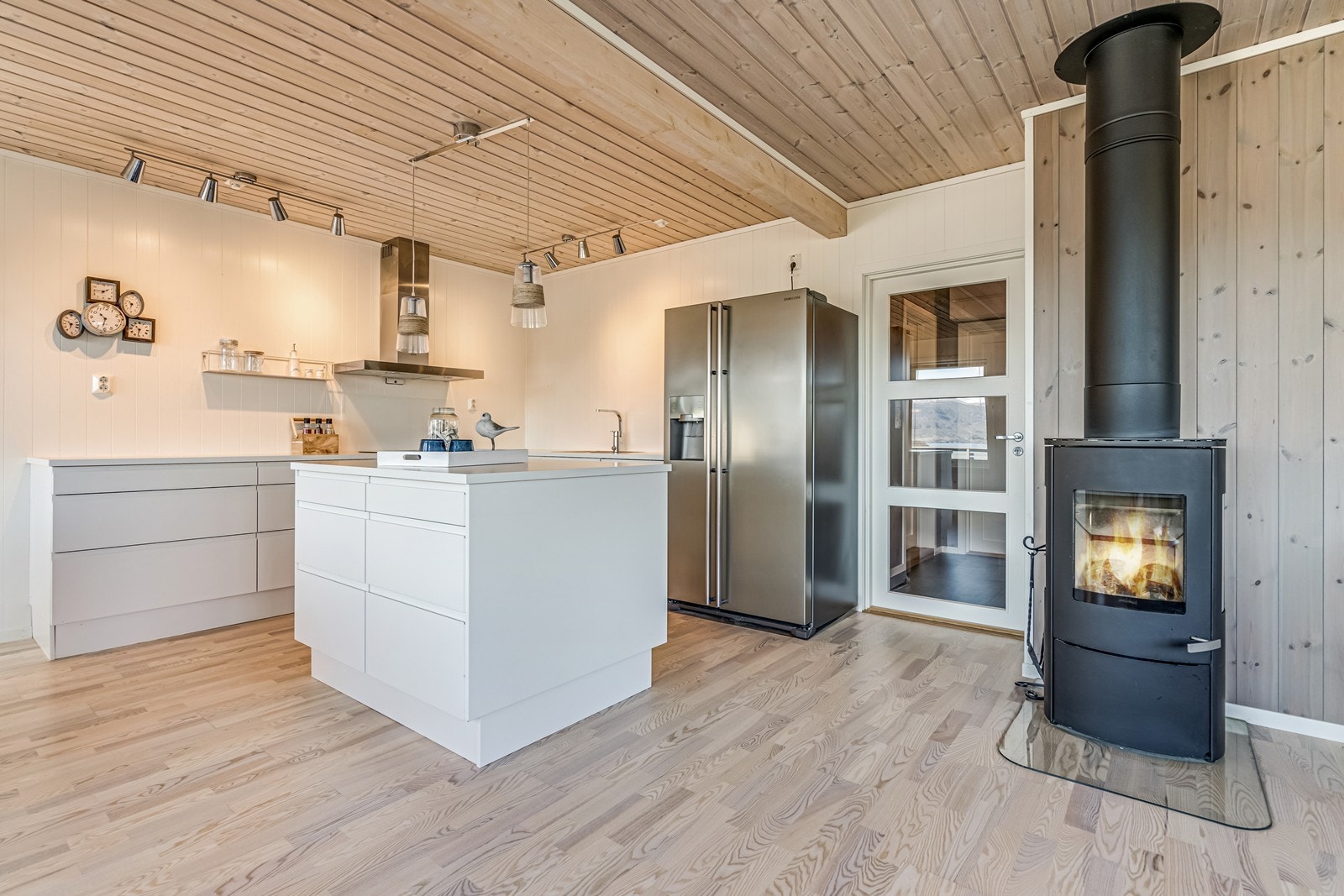 Kjøkken, kjøkkenøy og vedovn. Galleribilde