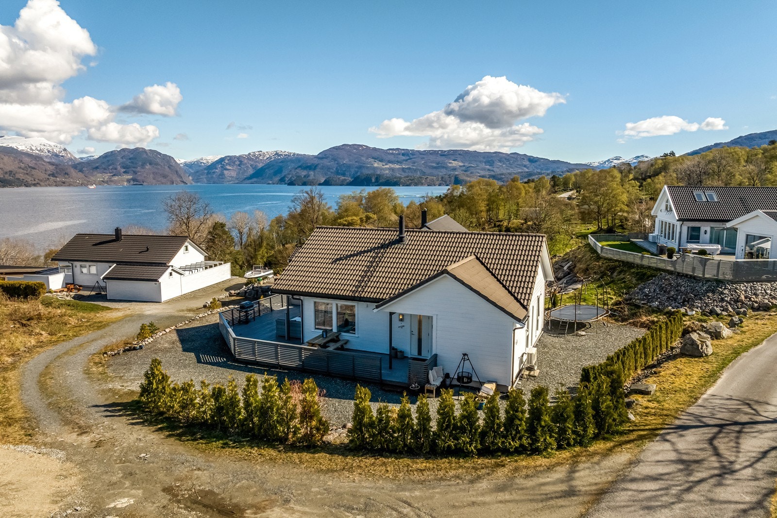 Her på Austre Mortveit er det rolig og fredelig og man har nydelige sommerkvelder med rød himmel og sol til ca 2240 på det meste. Galleribilde